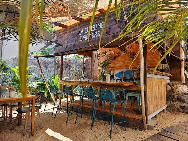 Terrasse en bois au design épuré surplombant l'océan Indien