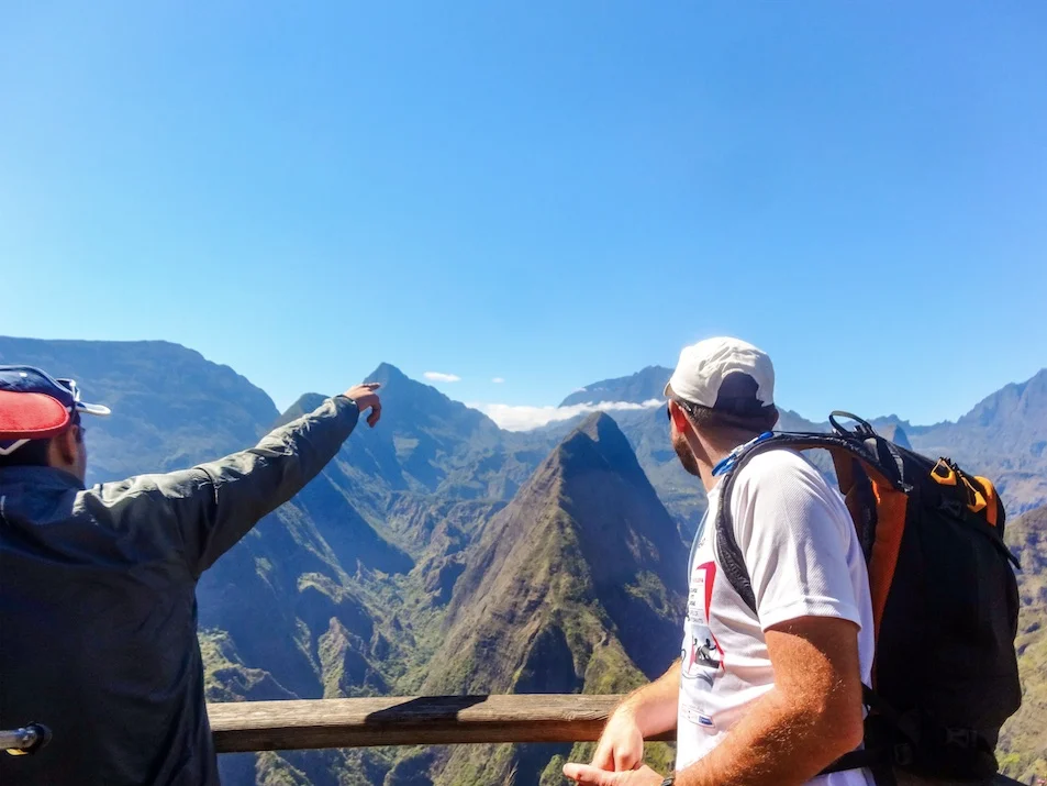 Couple admirant le point de vue dégagé depuis le belvédère du Cap Noir