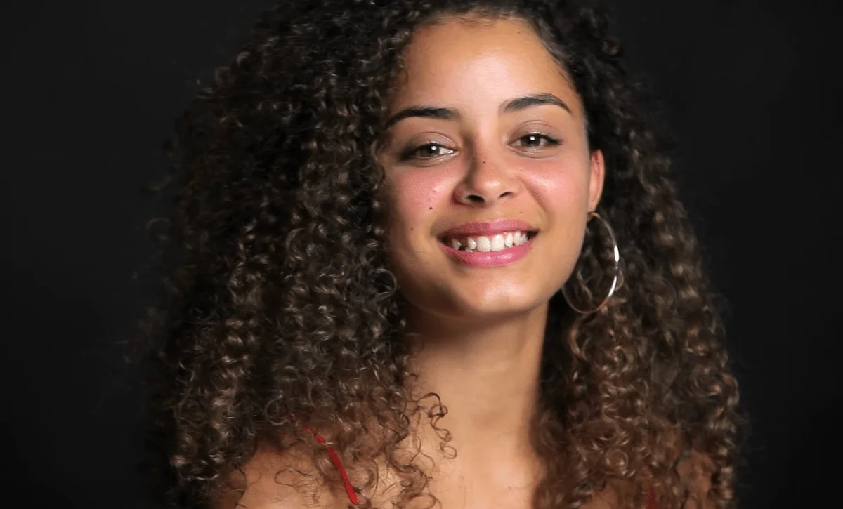 Femme souriante prenant une photo de profil pour site de rencontres à La Réunion